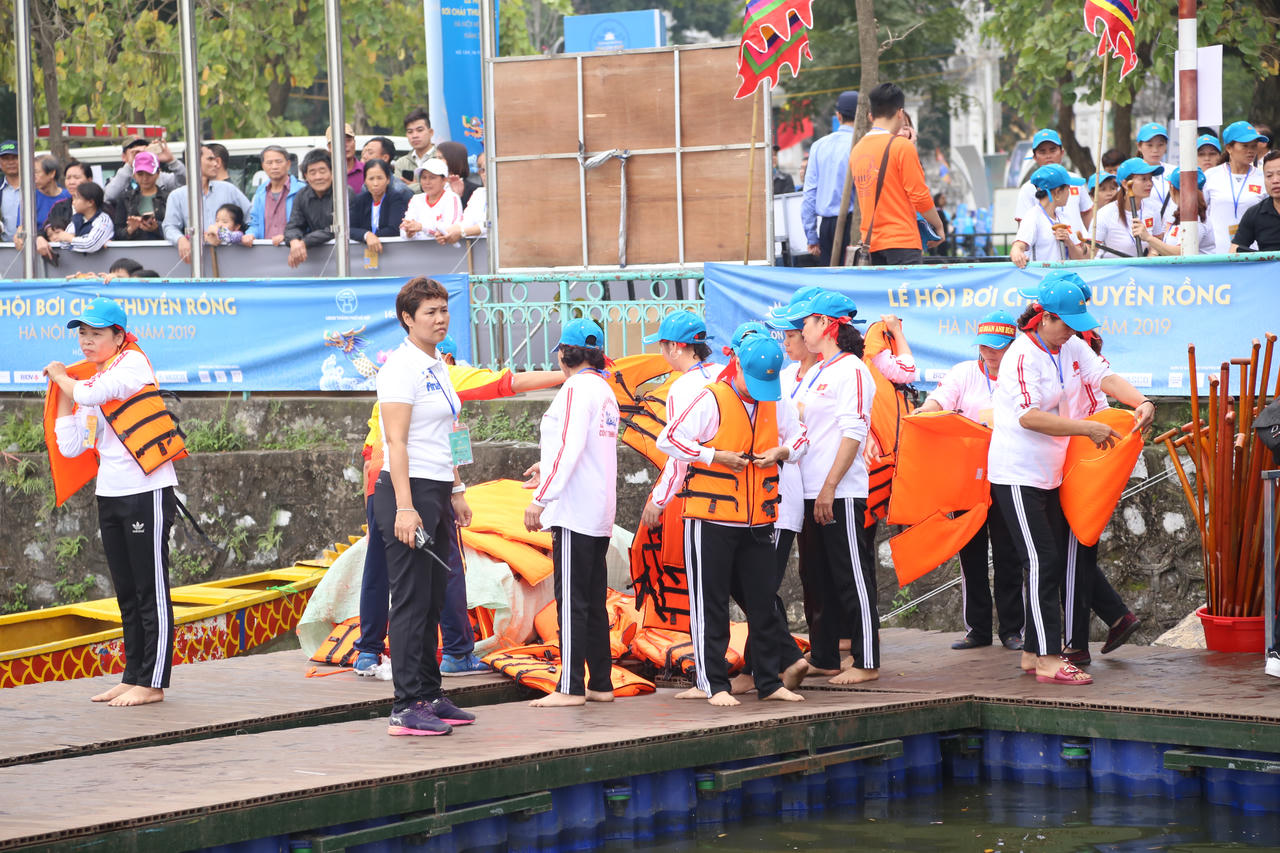 Sôi động lễ hội bơi chải thuyền rồng trên hồ Tây